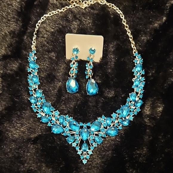 The Unbranded Brand Jewelry - Blue Crystal Statement Necklace and Earring Set 17" + 2" Ext.